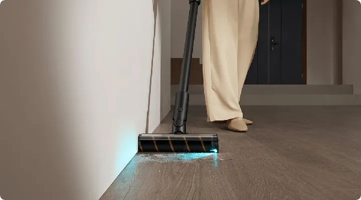 Clean-to-Edge™ soft roller brush with CelesTect™ on the Z30.