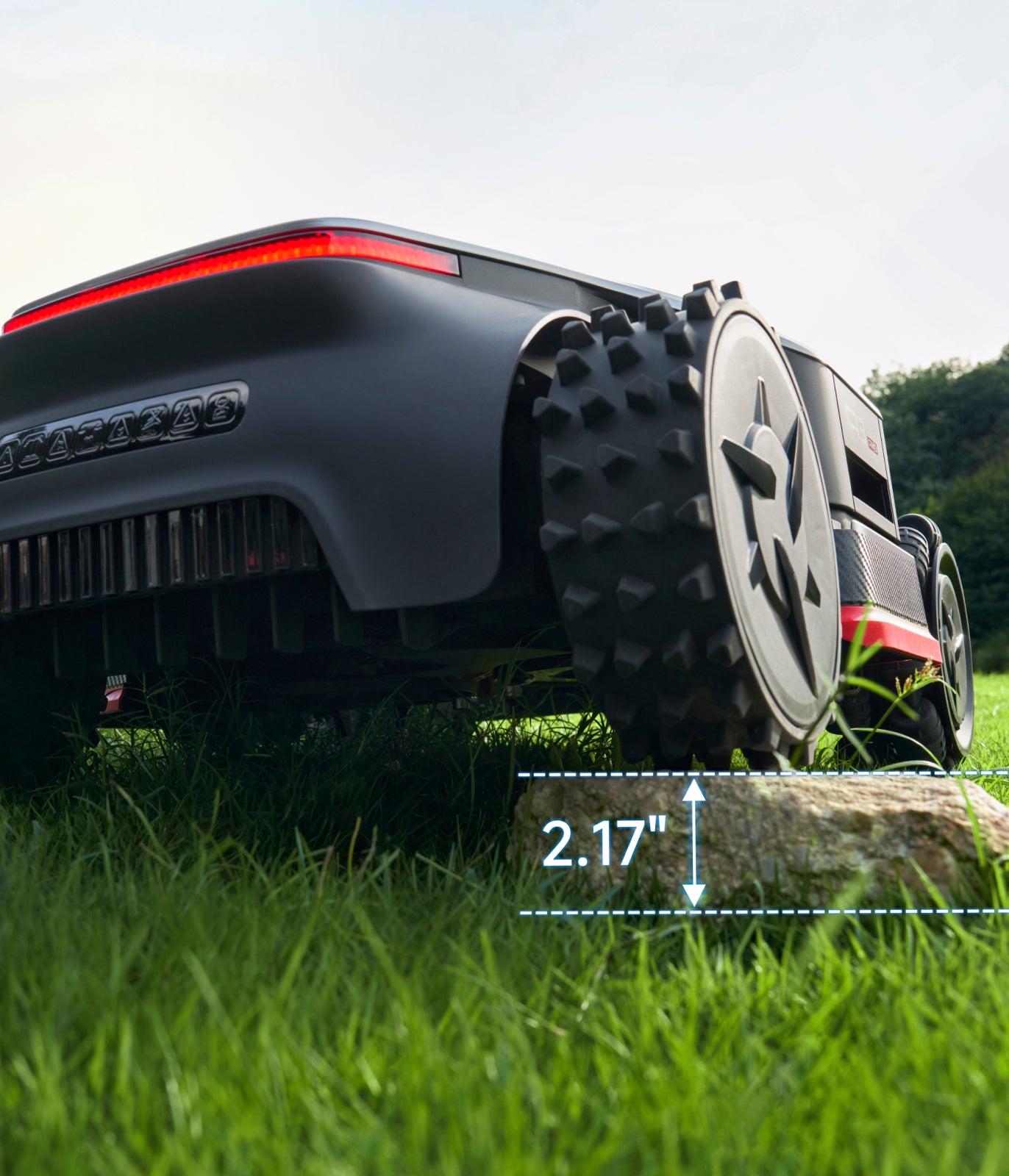 Robot tondeuse Dreame A3 AWD en action sur une pelouse